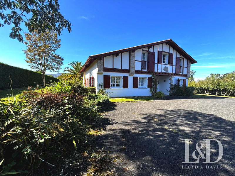 Maison - 220 m² - 8 pièces