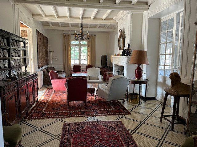 Maison traditionnelle - 260 m² - 8 pièces