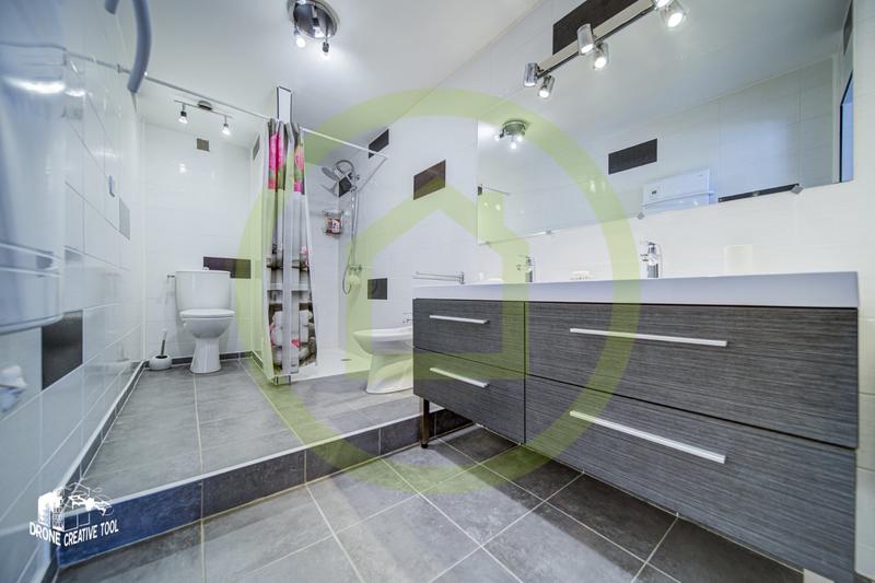 Maison - 225 m² - 8 pièces