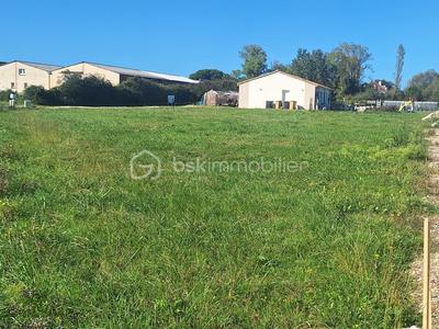Terrain constructible - 1 300 m²
