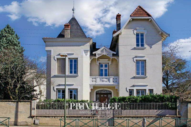 Maison - 250 m² - 8 pièces