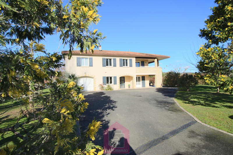 Maison - 230 m² - 7 pièces