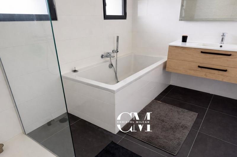 Villa - 215 m² - 8 pièces