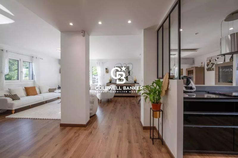 Maison - 280 m² - 10 pièces