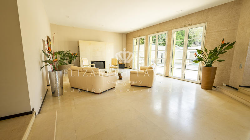 Propriété - 851 m² - 14 pièces