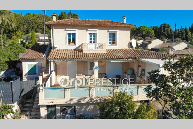 Villa - 201 m² - 9 pièces