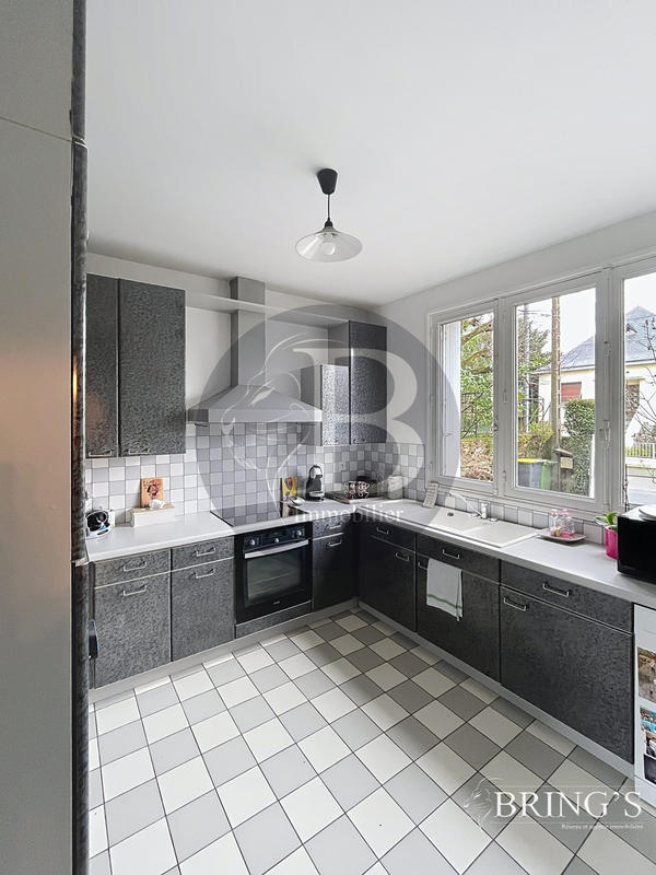 Maison - 196 m² - 9 pièces