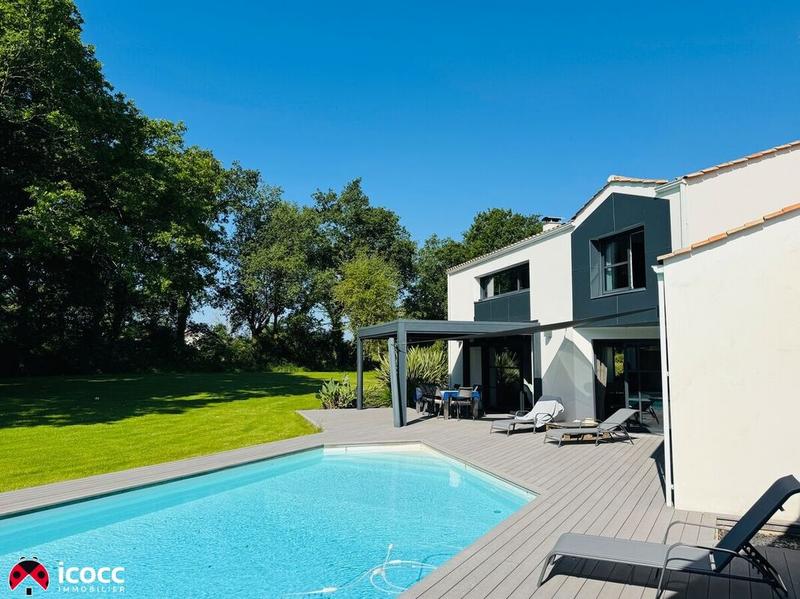 Maison - 303 m² - 11 pièces