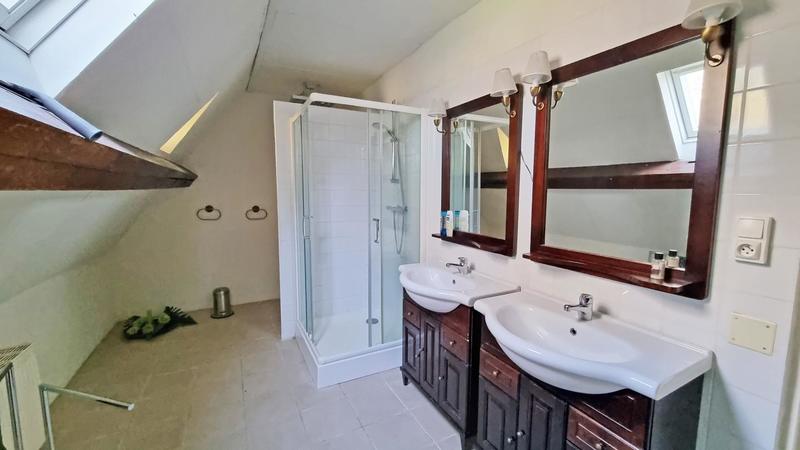 Maison - 242 m² - 11 pièces