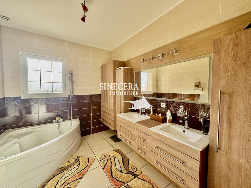 Maison - 224 m² - 9 pièces