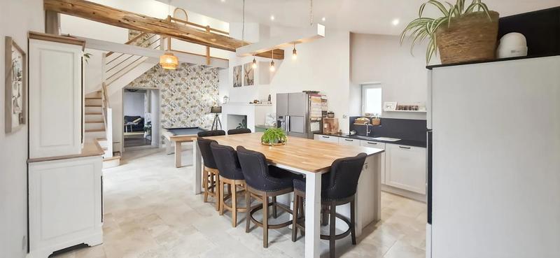 Maison en pierre - 213 m² - 6 pièces