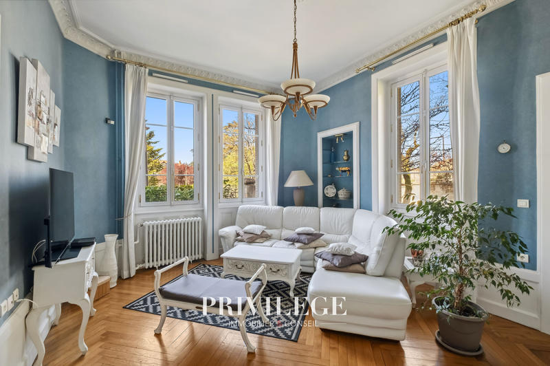 Maison - 250 m² - 8 pièces