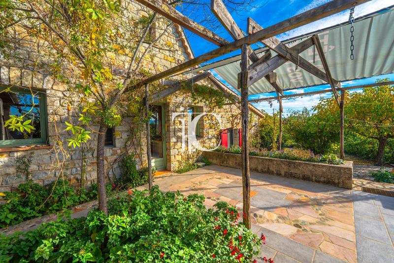 Maison - 223 m² - 9 pièces