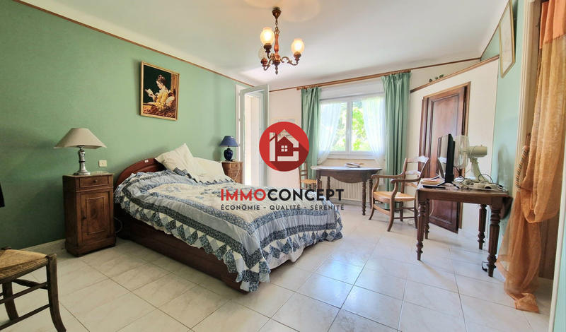 Maison traditionnelle - 225 m² - 9 pièces