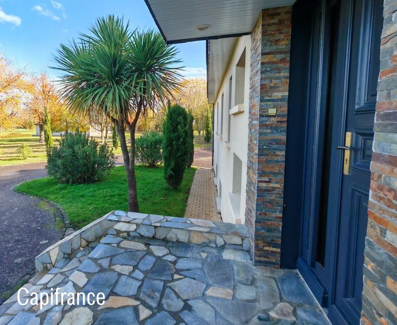 Maison - 230 m² - 8 pièces