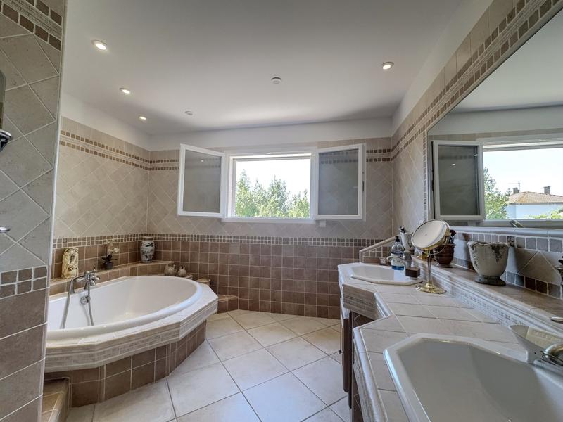 Maison - 244 m² - 8 pièces