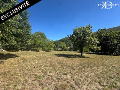 Terrain constructible - 3 000 m²