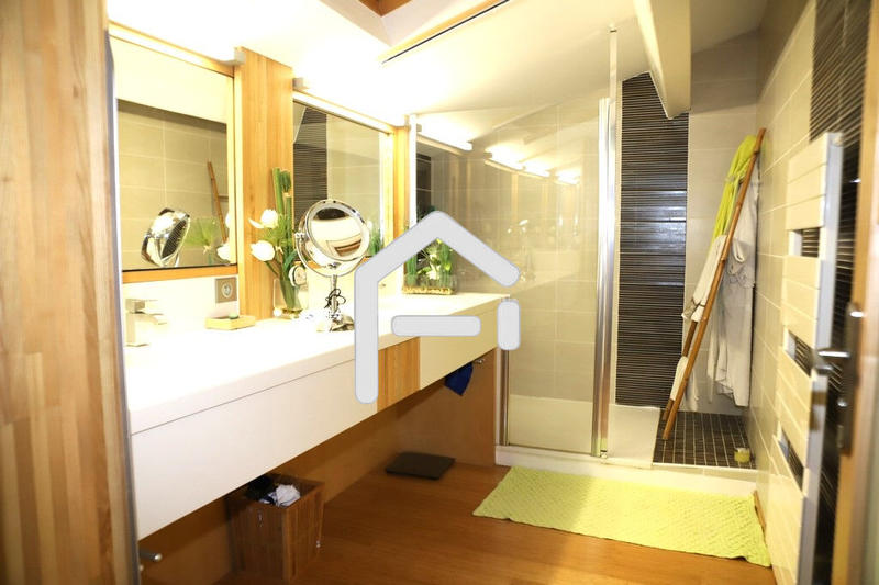 Maison - 250 m² - 6 pièces