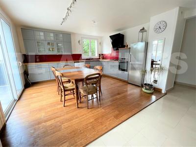 Maison - 240 m² - 12 pièces