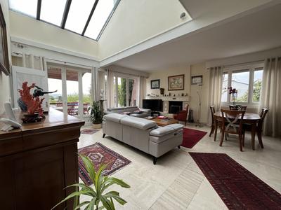 Maison traditionnelle - 168 m² - 8 pièces