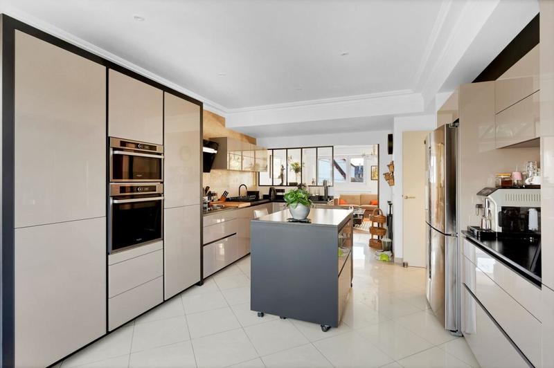 Maison - 238 m² - 11 pièces