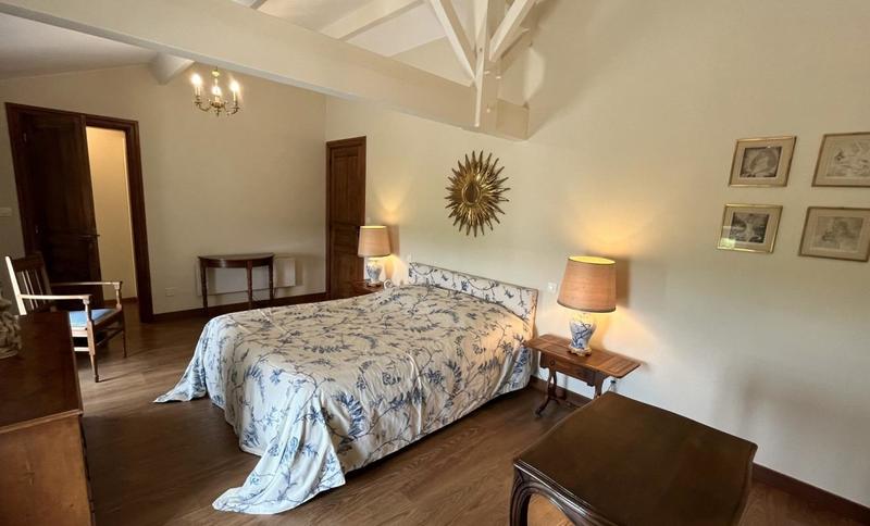 Maison - 250 m² - 6 pièces