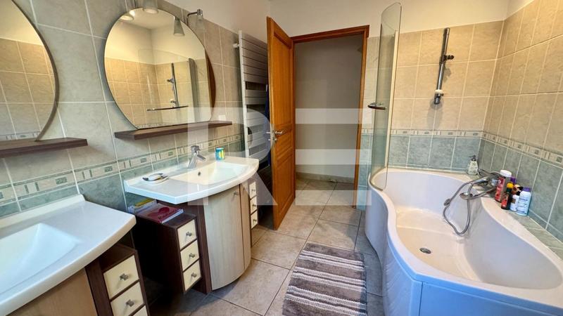 Maison - 217 m² - 7 pièces