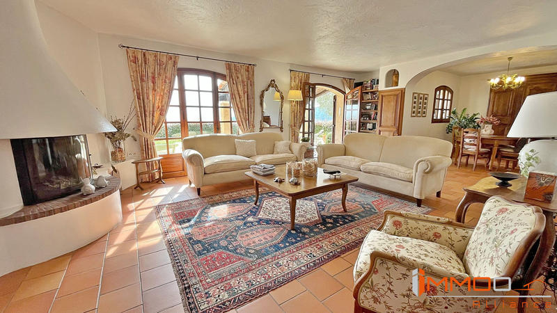 Villa - 215 m² - 9 pièces