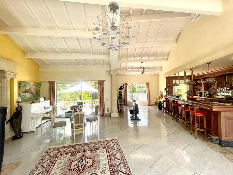 Maison - 235 m² - 6 pièces