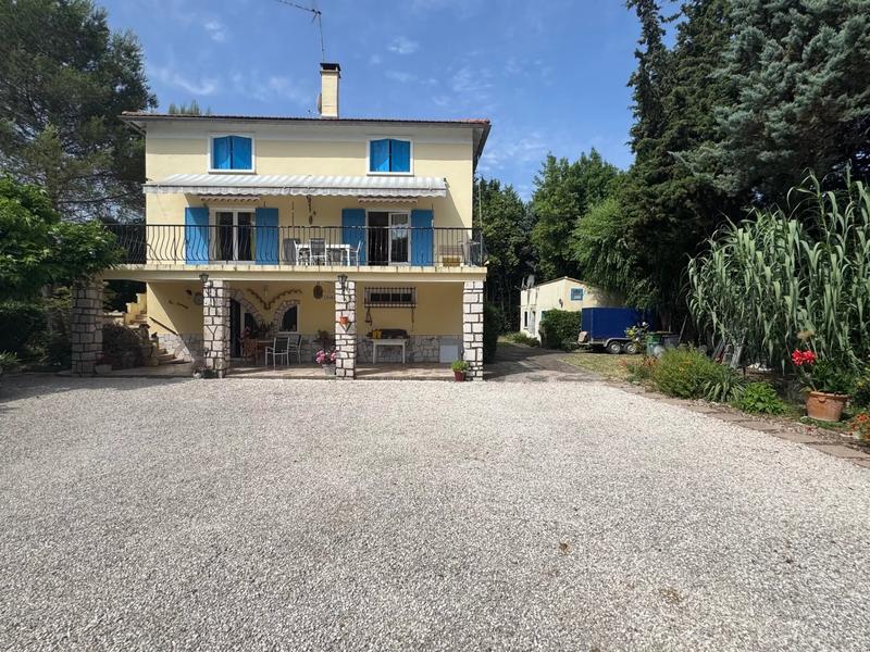 Maison - 237 m² - 9 pièces