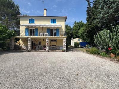 Maison - 237 m² - 9 pièces