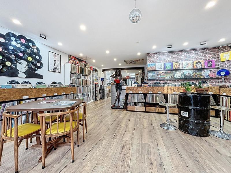 Local commercial - 121 m² - 4 pièces