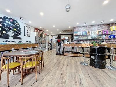 Local commercial - 121 m² - 4 pièces