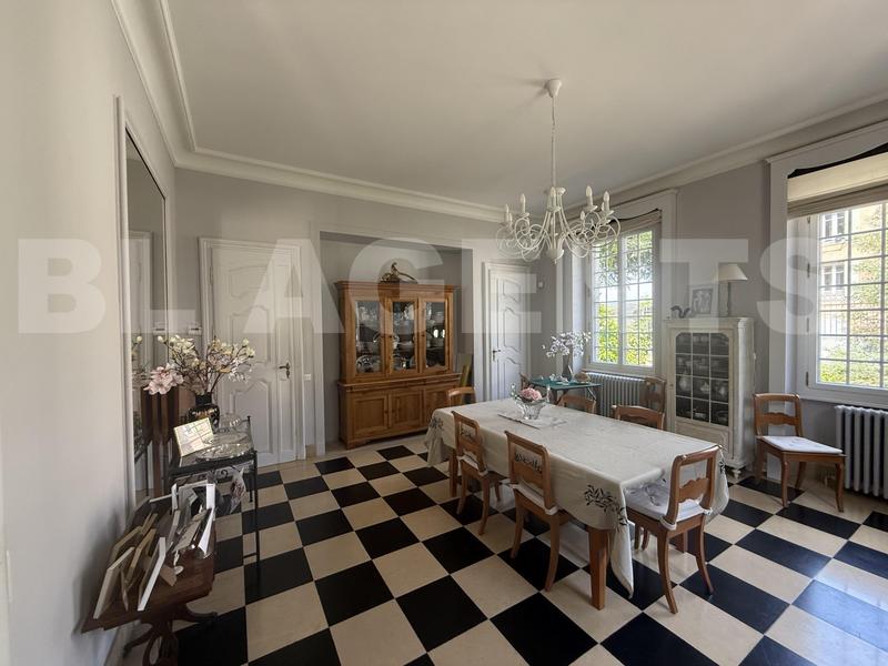 Demeure - 268 m² - 9 pièces