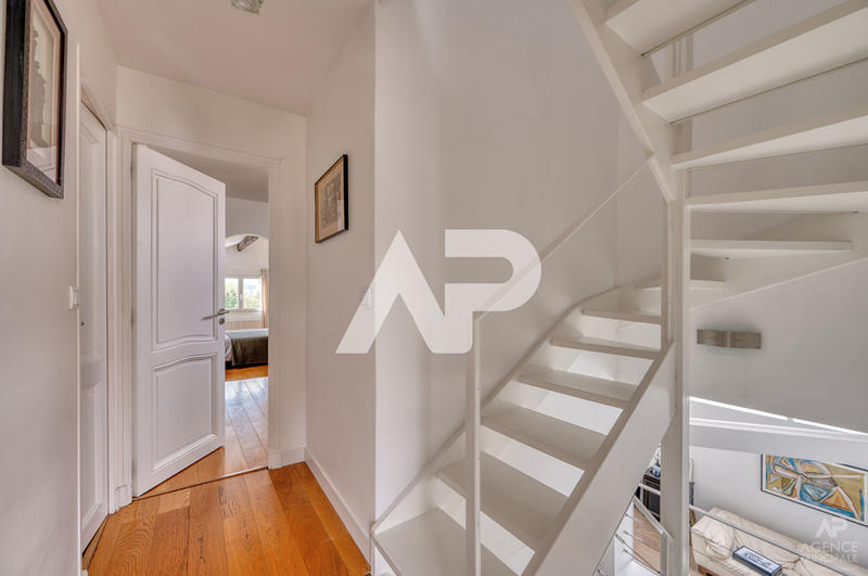 Maison - 240 m² - 6 pièces