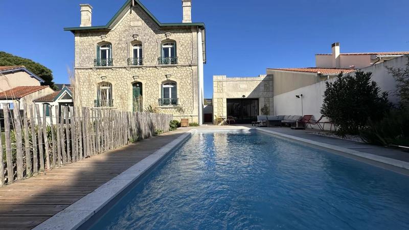 Propriété - 199 m² - 8 pièces