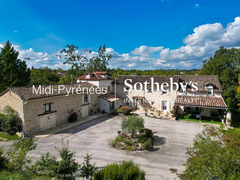 Maison - 387 m² - 11 pièces