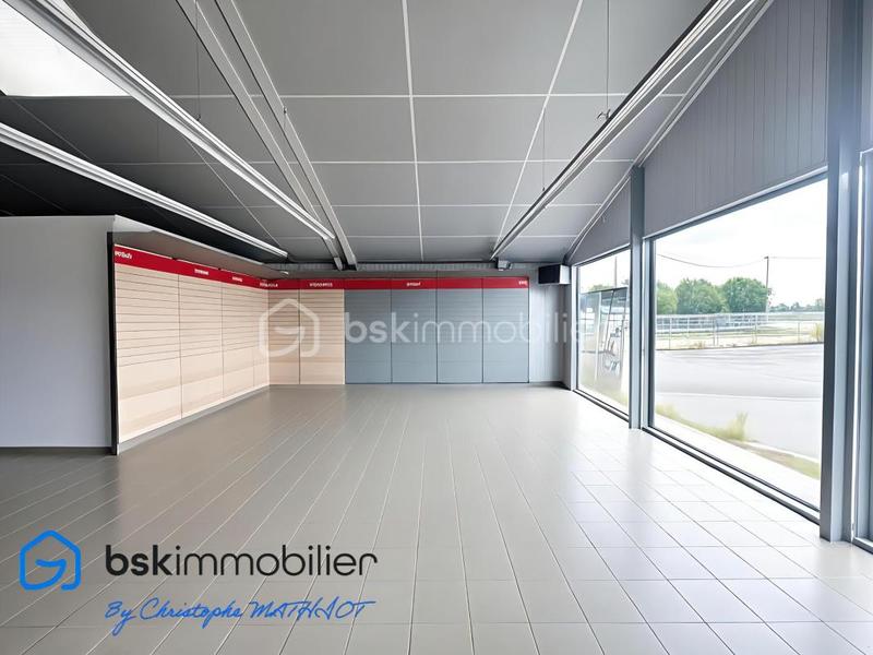 Entrepôt - 1 700 m² - 12 pièces