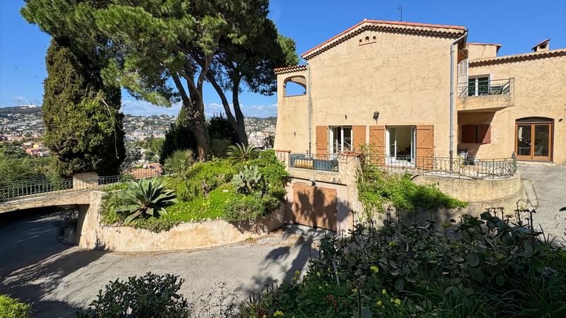 Maison - 201 m² - 7 pièces