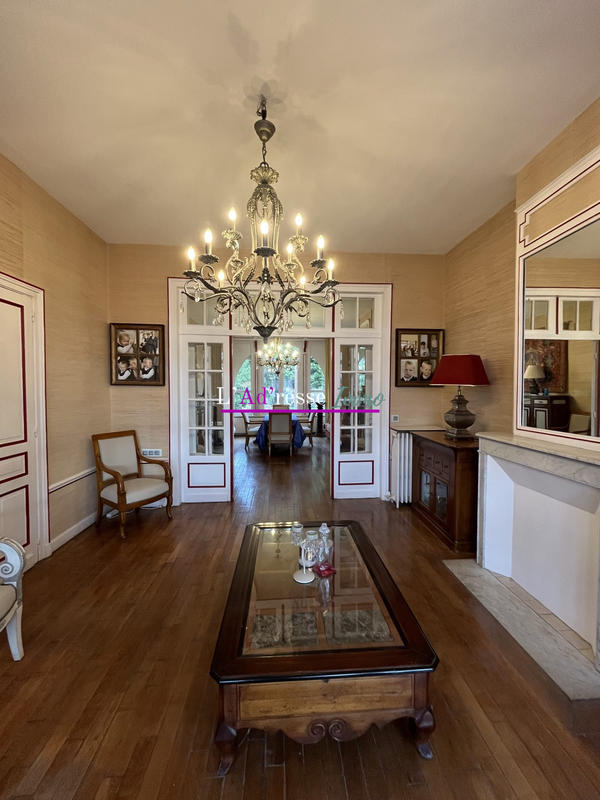 Maison - 241 m² - 10 pièces