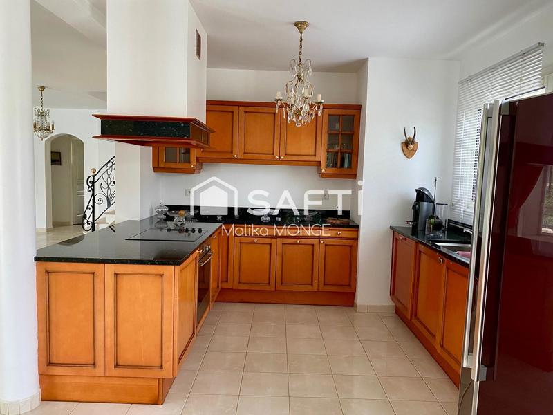 Maison - 208 m² - 6 pièces