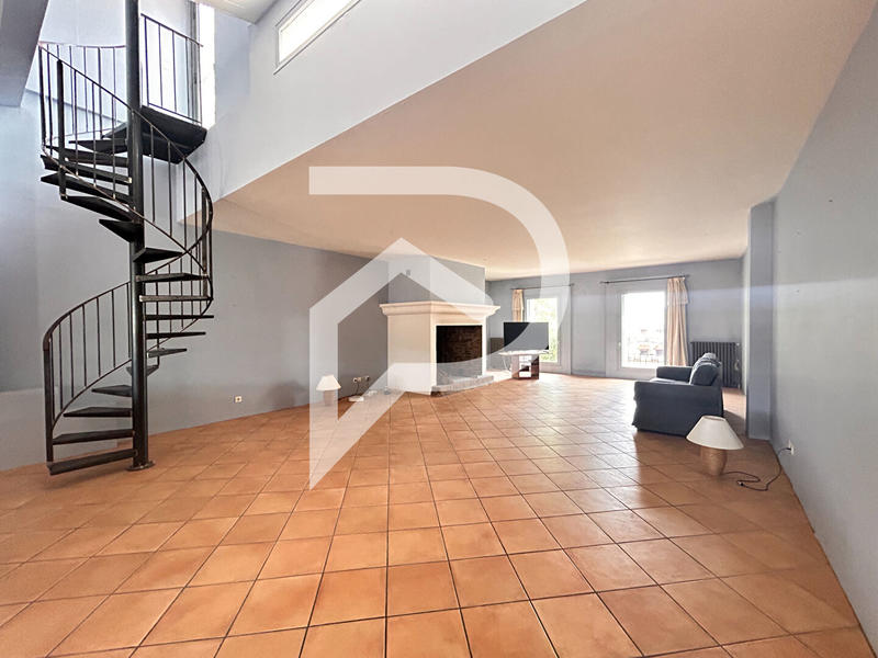 Maison - 290 m² - 12 pièces