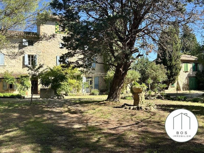 Maison - 418 m² - 12 pièces