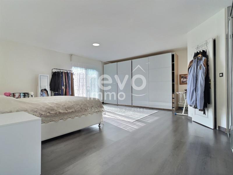 Maison - 221 m² - 5 pièces