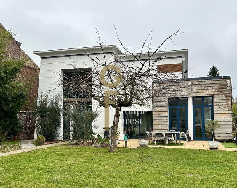 Maison - 394 m² - 9 pièces