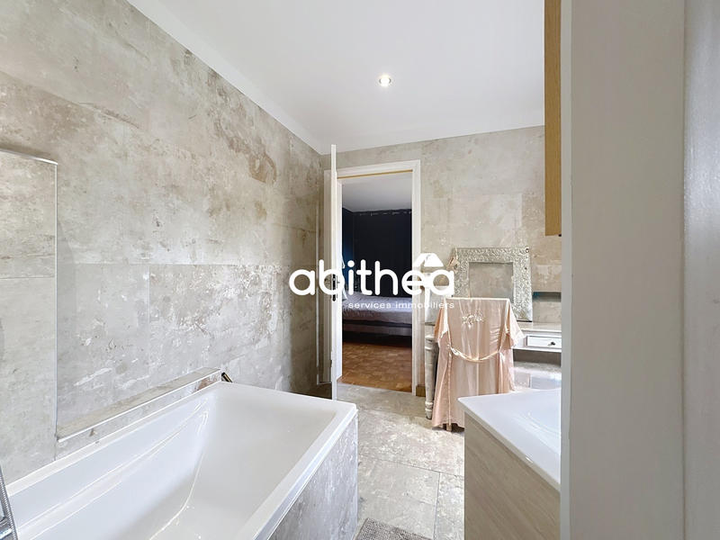 Maison - 220 m² - 9 pièces