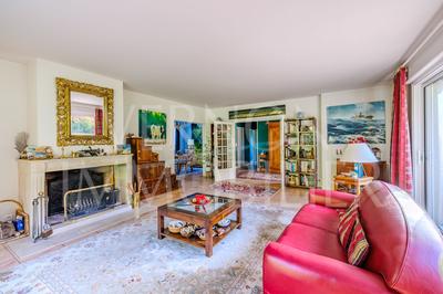 Maison traditionnelle - 270 m² - 8 pièces