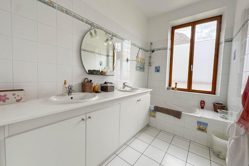 Maison - 226 m² - 8 pièces