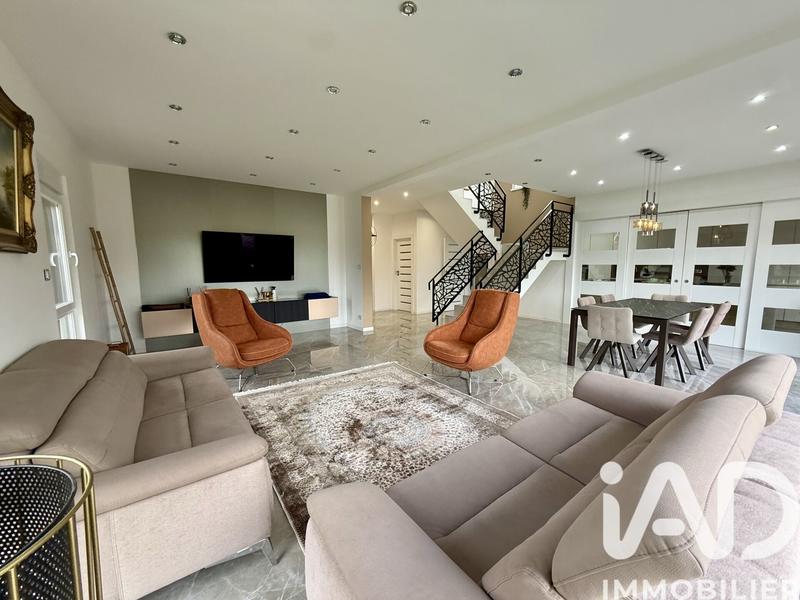 Maison - 214 m² - 7 pièces