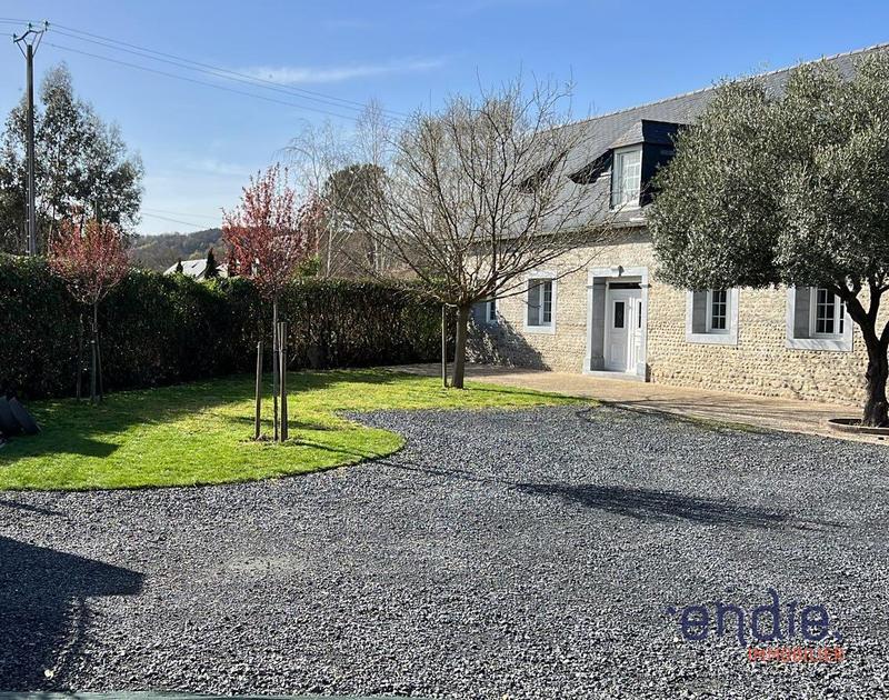 Maison - 230 m² - 8 pièces